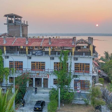 פוטוביל Funky Monkey Hostel & Yoga Rooftop Lounge , Arugambay מראה חיצוני תמונה